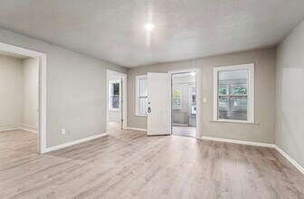 200 W Beacon Ave, Unit B in New London, WI - Foto de edificio - Building Photo