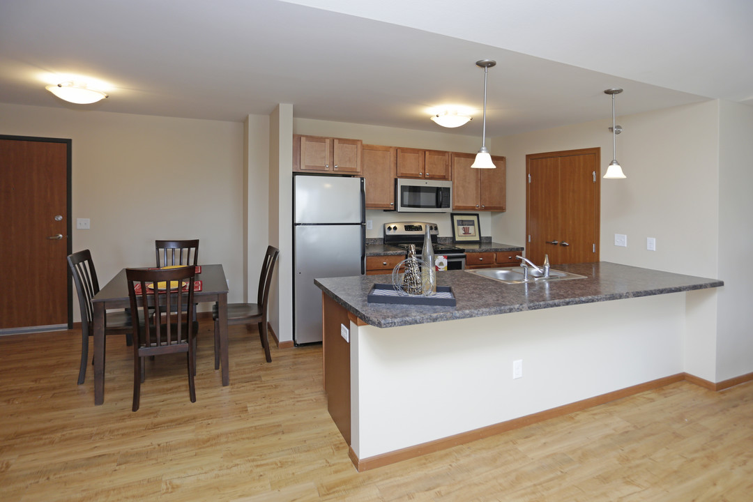 Sterling Pointe Apartment Community in Grand Forks, ND - Building Photo