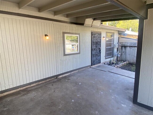 5504 Little Creek Dr in San Antonio, TX - Building Photo - Building Photo