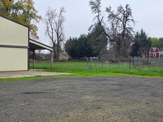12765 Clow Corner Rd in Dallas, OR - Foto de edificio - Building Photo