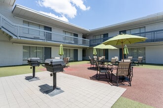 University Place in Birmingham, AL - Foto de edificio - Building Photo