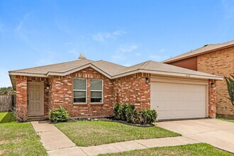 16528 Woodside Dr in Justin, TX - Building Photo - Building Photo