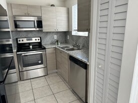 8177 NW 8th St in Miami, FL - Building Photo