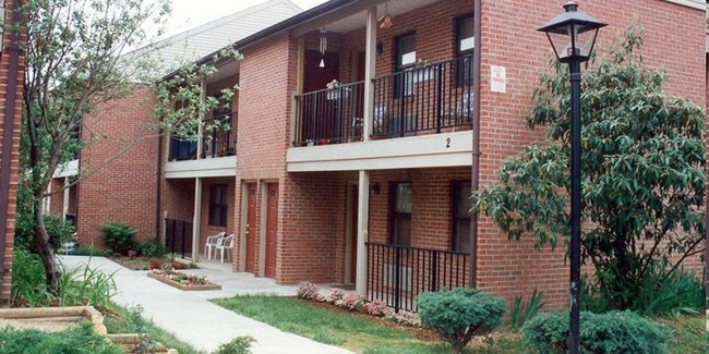 Franklin Manor Apartments in Martinsburg, WV - Building Photo - Building Photo