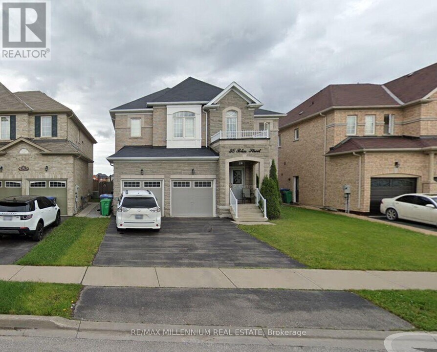 38 Bliss St in Brampton, ON - Building Photo