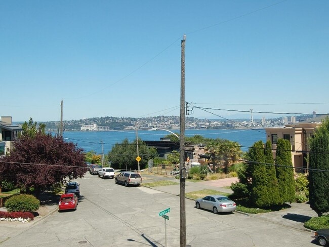 1303 44th Ave SW, Unit B in Seattle, WA - Building Photo - Building Photo