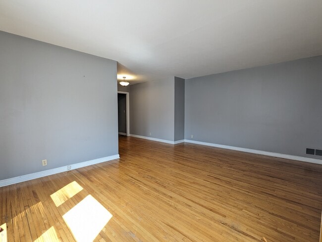 1305 Oxford St in Hopkins, MN - Foto de edificio - Building Photo