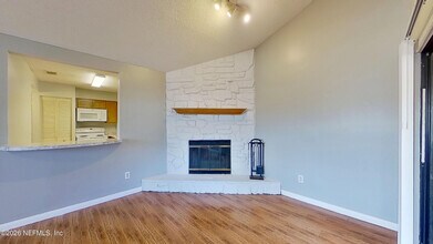 2530 Whispering Woods Blvd in Jacksonville, FL - Foto de edificio - Building Photo