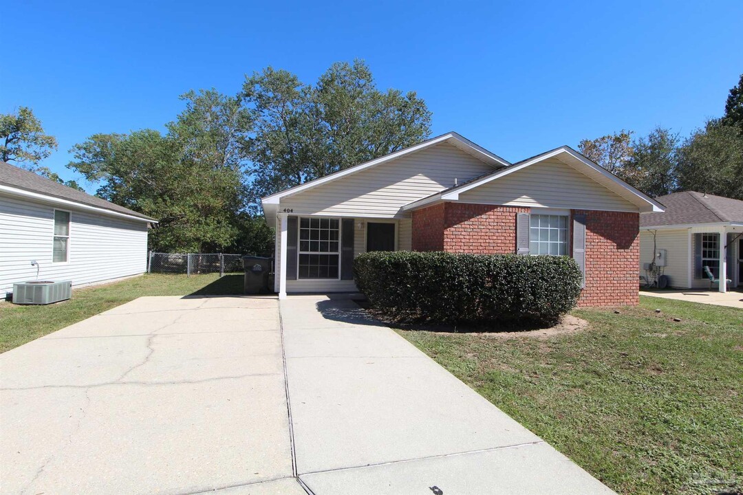 404 Oak Knoll Ln in Pensacola, FL - Building Photo