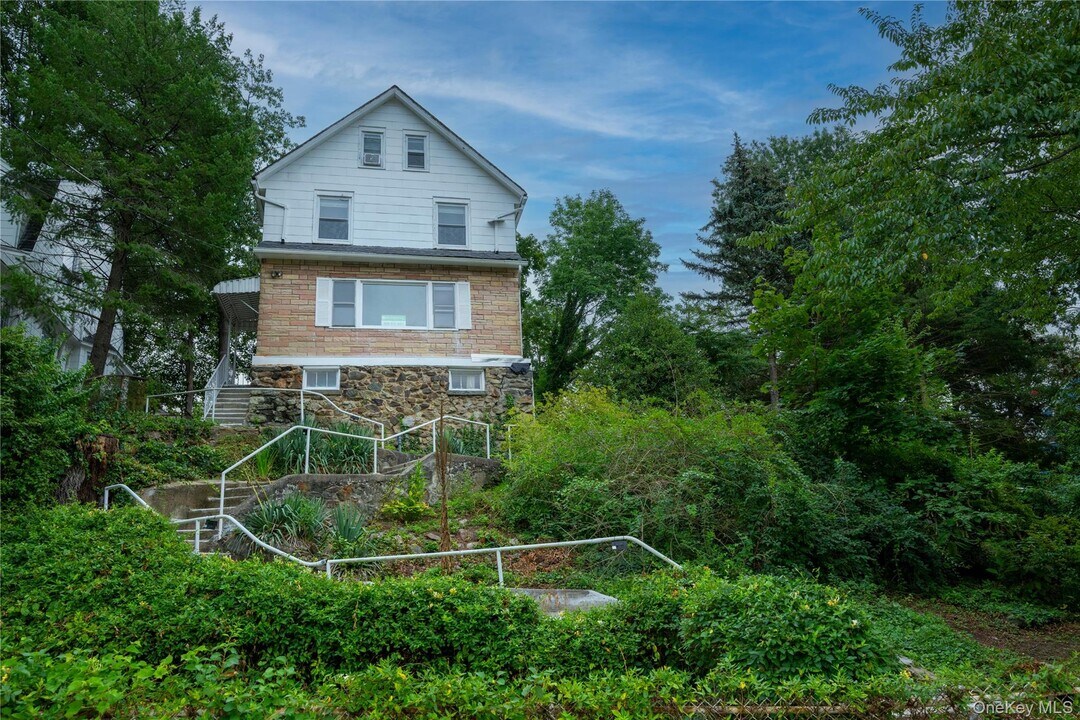 61 Halcyon Terrace in New Rochelle, NY - Building Photo