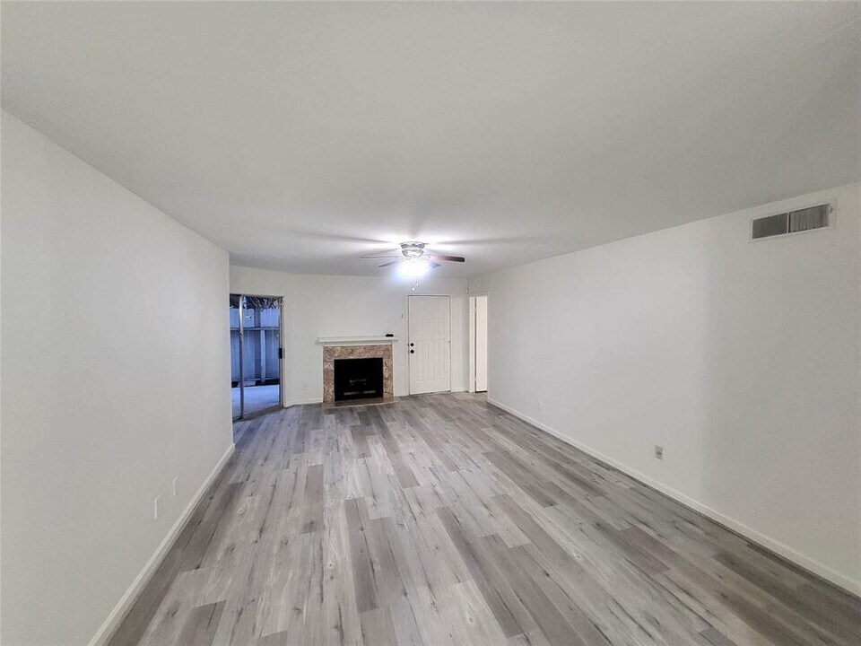 8787 Brae Acres Rd in Houston, TX - Building Photo