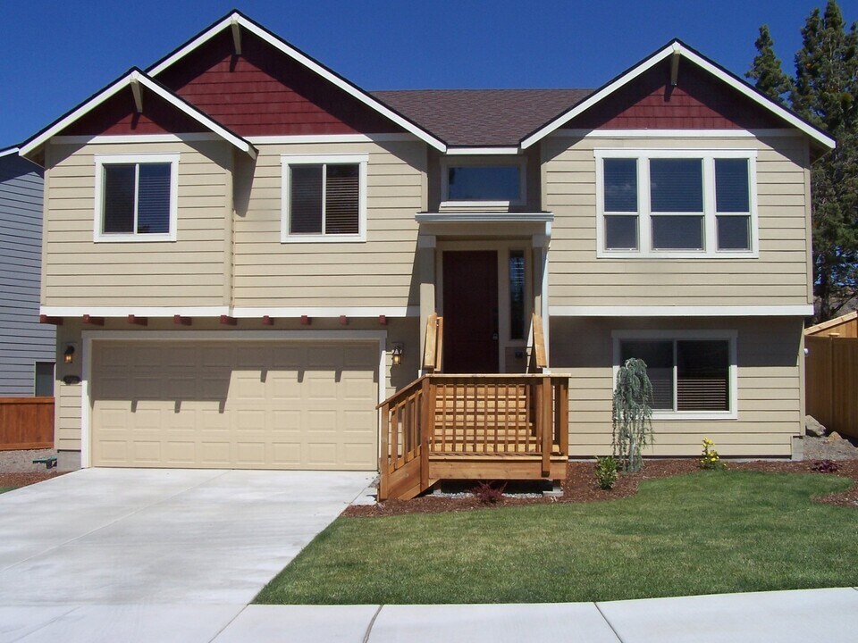 20661 Tango Creek Ave in Bend, OR - Building Photo