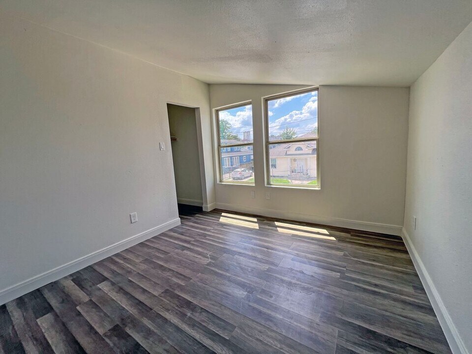 201 Eastwood St in Houston, TX - Building Photo