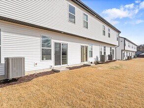 5934 Butterfield Ct in Bettendorf, IA - Building Photo - Building Photo