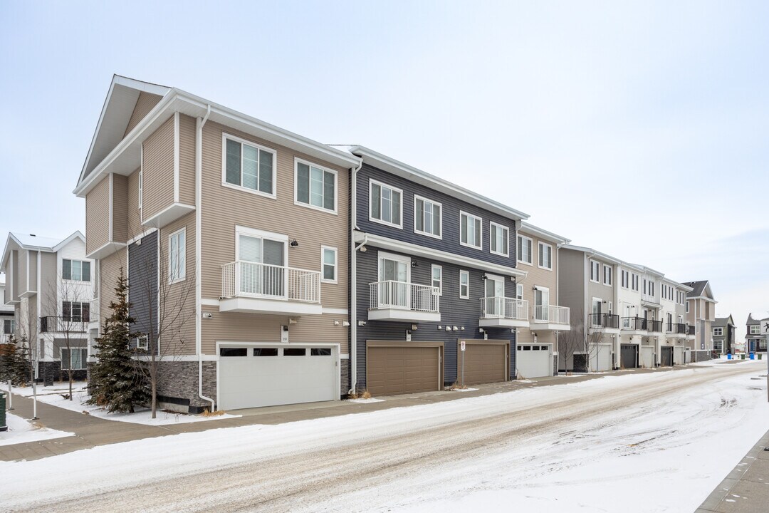 637 Savanna Blvd NE in Calgary, AB - Building Photo