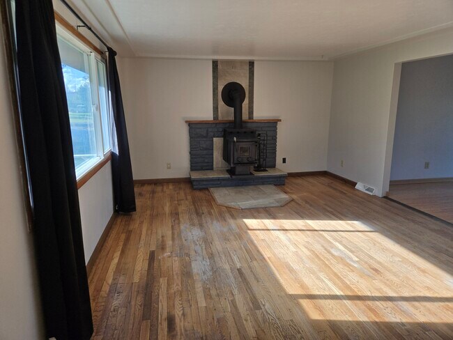 35312 N Newport Hwy in Chattaroy, WA - Building Photo - Building Photo