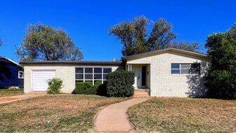 2401 42nd St in Snyder, TX - Building Photo