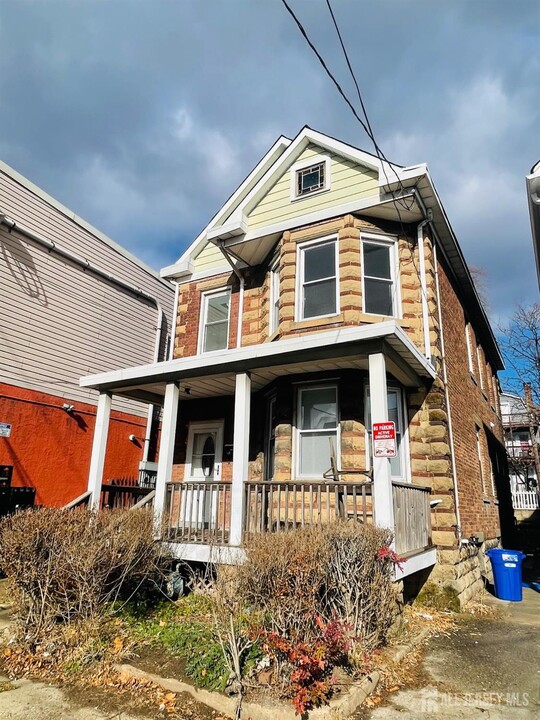 364 Lawrie St in Perth Amboy, NJ - Building Photo