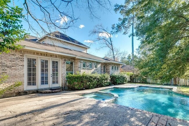 property at 34 N Longsford Cir