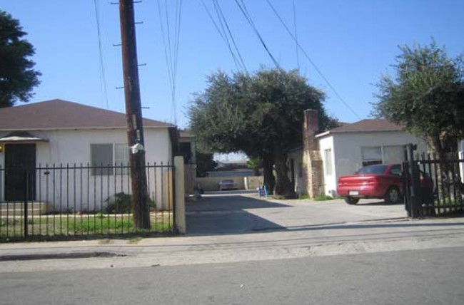 211-215 N Willow Ave in Compton, CA - Building Photo - Building Photo