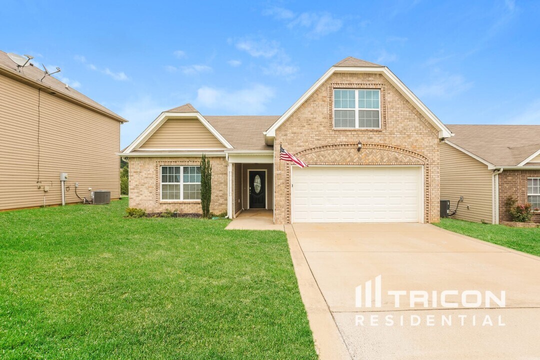 426 Golf Club Ln in Springfield, TN - Building Photo