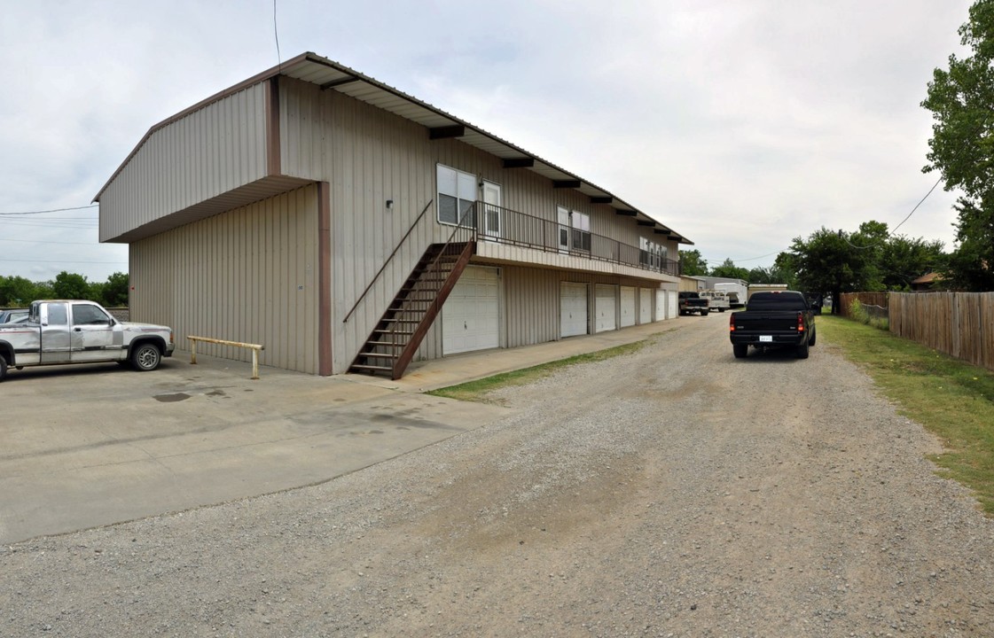 100 E Willow St in Sanger, TX - Building Photo