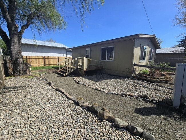 2097 Castle Ave in Roseburg, OR - Building Photo - Building Photo