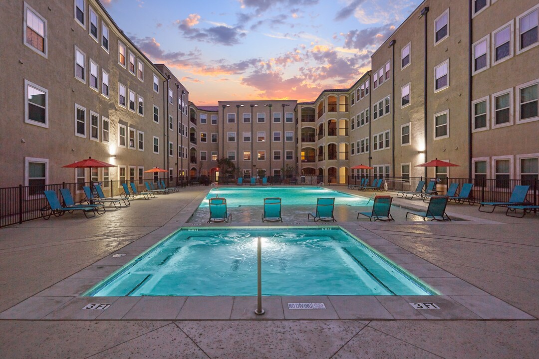 Bell Tower Flats in McKinney, TX - Foto de edificio