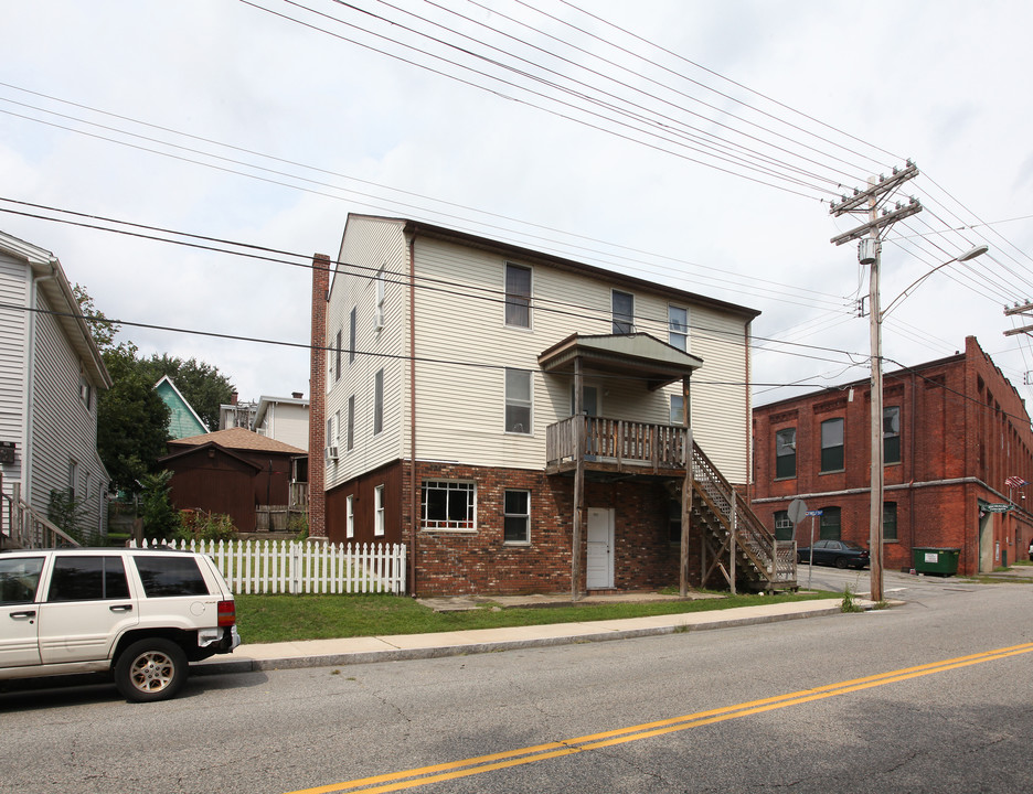 582 N Main St in Norwich, CT - Building Photo