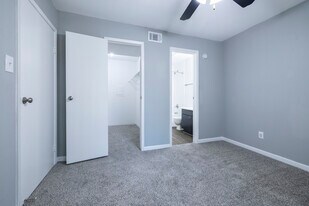 Treehouse Apartments in Conroe, TX - Building Photo