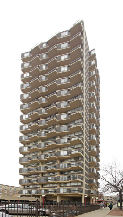 The Duplex Tower in Chicago, IL - Building Photo