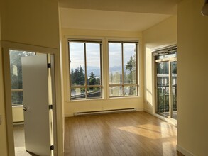13555 Gateway Dr in Surrey, BC - Building Photo - Building Photo