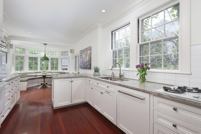 1010 Centre St in Newton, MA - Building Photo - Building Photo