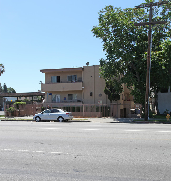 13730 Vanowen St in Van Nuys, CA - Building Photo - Building Photo