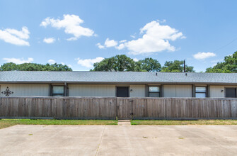 Whispering Oaks Apartment Homes Sealy in Sealy, TX - Building Photo - Building Photo