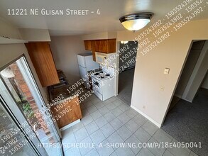 11221 NE Glisan St in Portland, OR - Building Photo - Building Photo