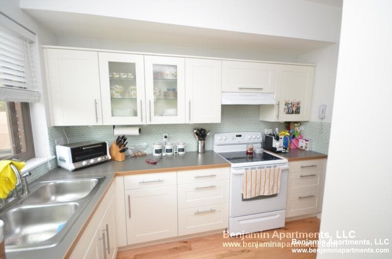 110 Strathmore Rd, Unit 402 in Boston, MA - Building Photo