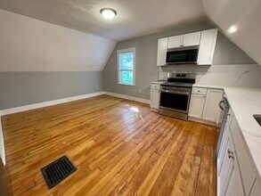 35 Cameron Ave, Unit 3 in Somerville, MA - Foto de edificio - Building Photo