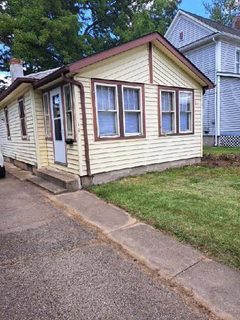 114 W Garfield St in Freeport, IL - Building Photo