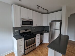 2430 N Kedzie Blvd, Unit 302 in Chicago, IL - Building Photo - Building Photo