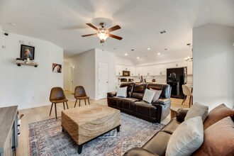 2404 Castle Creek Dr in Little Elm, TX - Foto de edificio - Building Photo