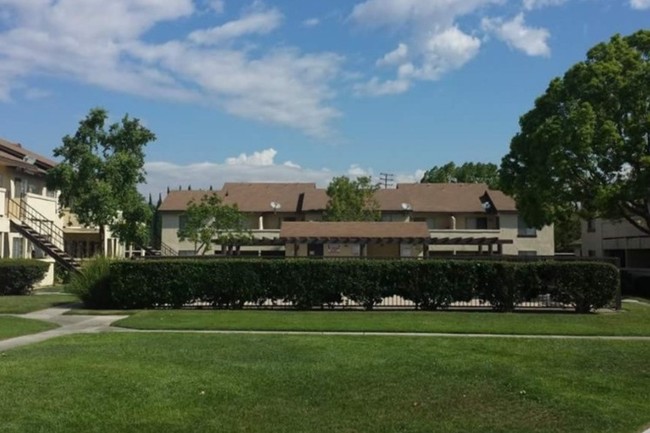 Windcrest Apartments in Colton, CA - Foto de edificio - Building Photo