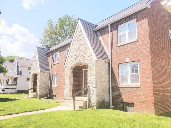 230 W Pacemont Rd in Columbus, OH - Building Photo - Building Photo