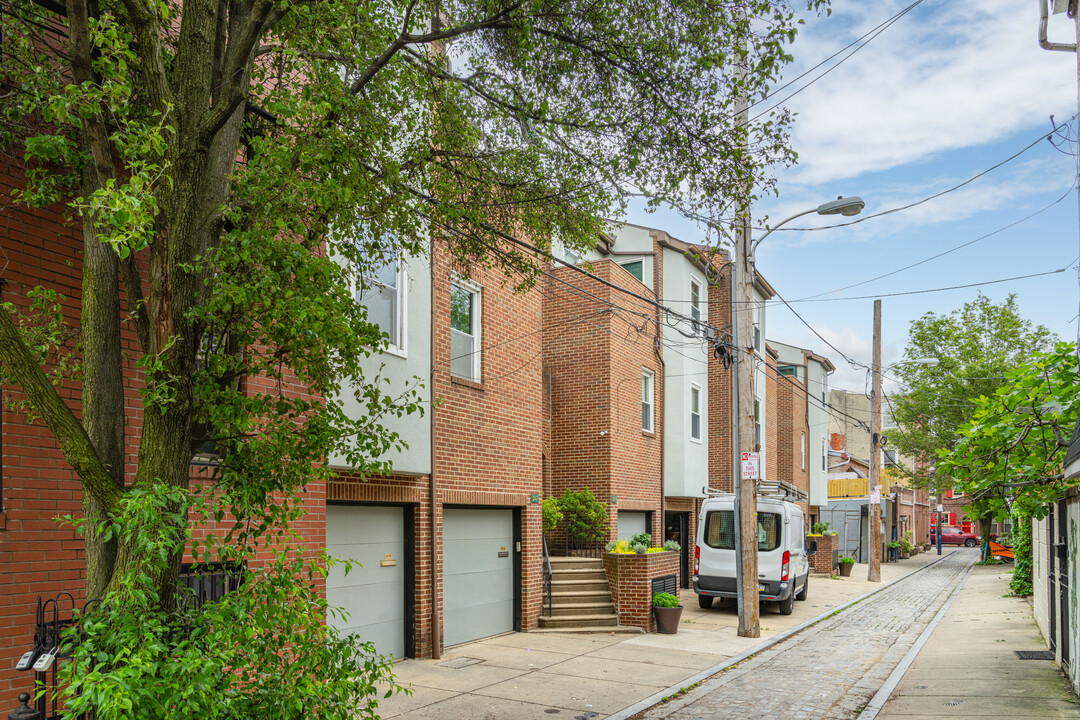 211-217 Fulton St in Philadelphia, PA - Building Photo