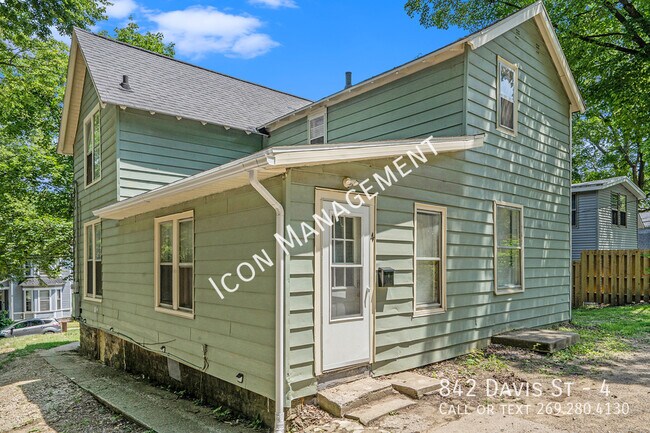 842 Davis St in Kalamazoo, MI - Building Photo - Building Photo
