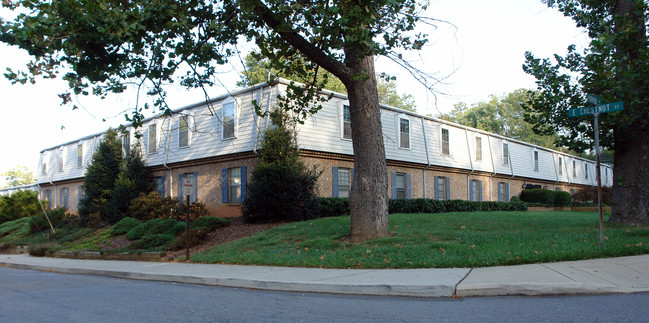 102 Furman Ave in Asheville, NC - Foto de edificio - Building Photo