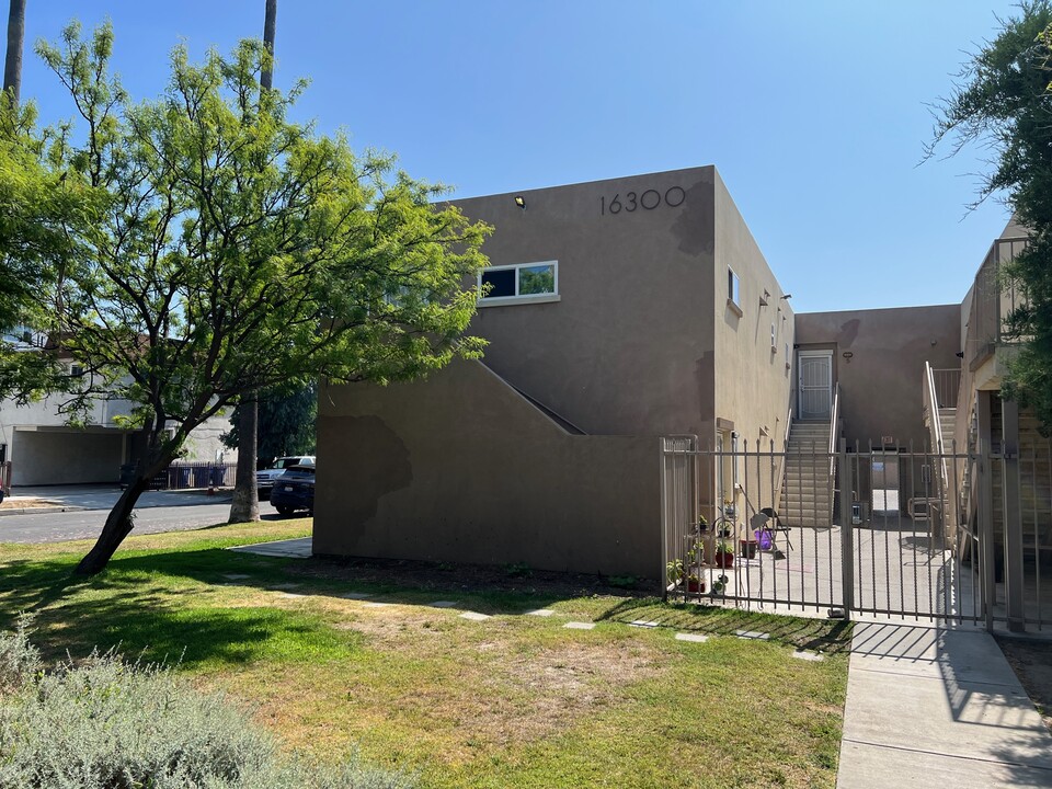 16300 S Ainsworth St in Gardena, CA - Building Photo