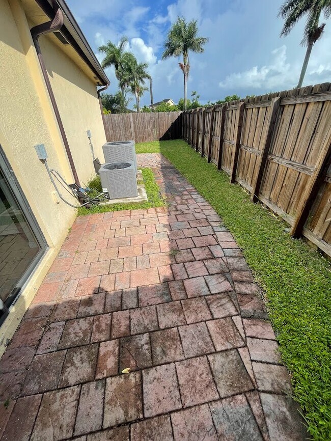 100 SE 36th Ave, Unit 1 in Homestead, FL - Foto de edificio - Building Photo