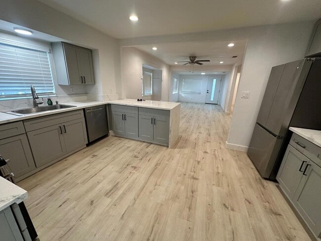 210 Clinton Ave in Roseville, CA - Building Photo - Building Photo