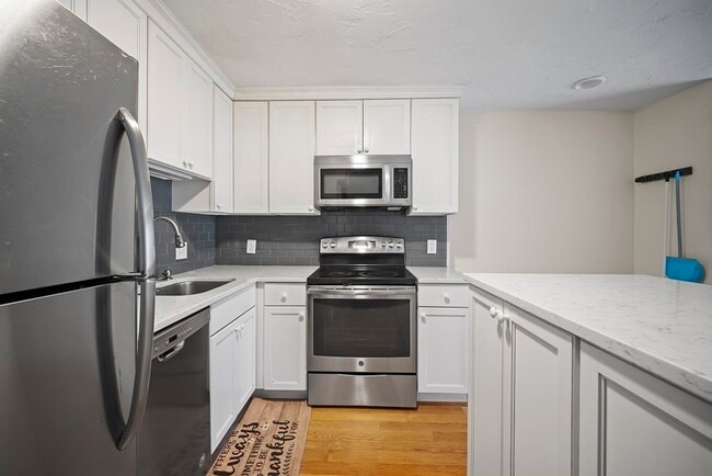 148 Quincy Shore Dr, Unit 31 in Quincy, MA - Building Photo - Building Photo